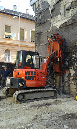 Cölöpalapozás kompakt cölöpfúró géppel GEAX DTC 30